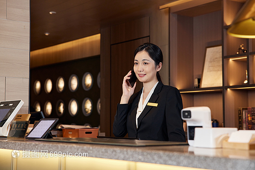 酒店前臺(tái)的“隱形守護(hù)者” 高效接聽電話中的管理智慧